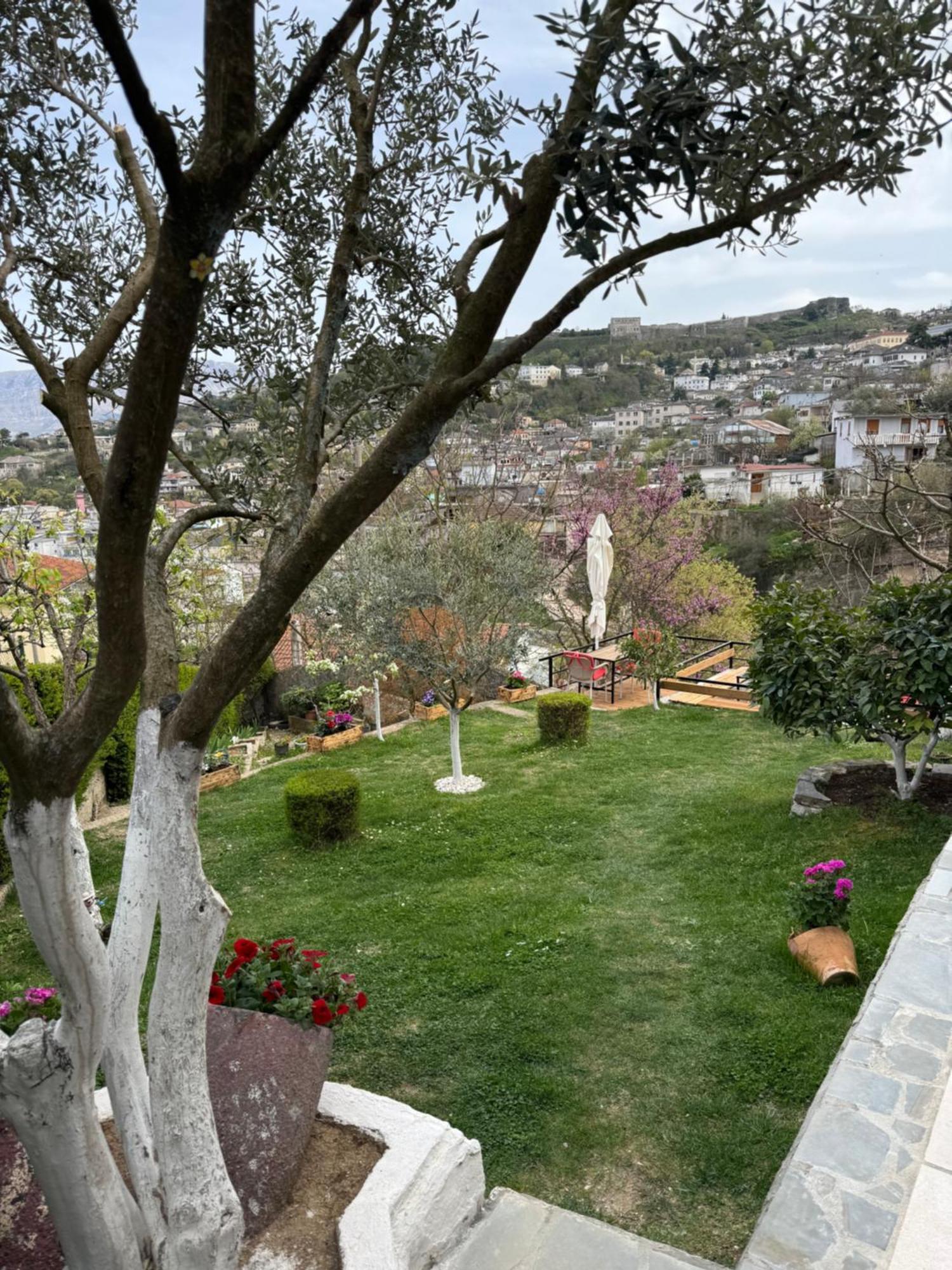 Ilvi Guesthouse Gjirokastër Eksteriør billede