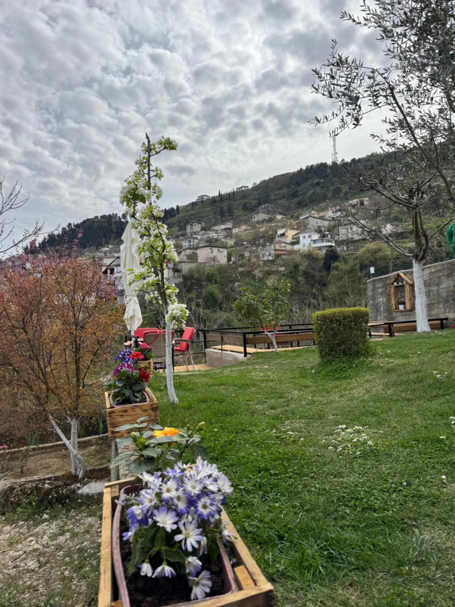 Ilvi Guesthouse Gjirokastër Eksteriør billede