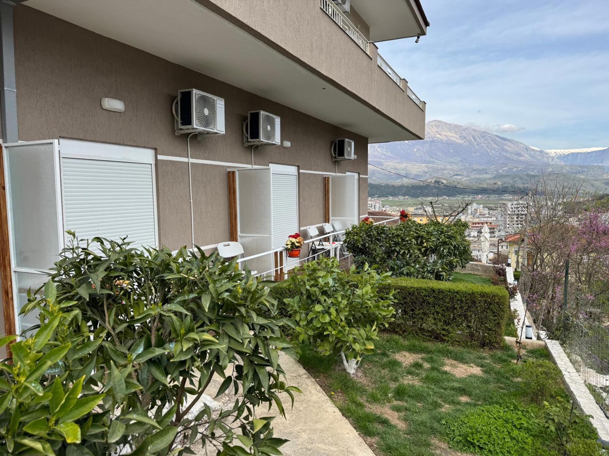 Ilvi Guesthouse Gjirokastër Eksteriør billede