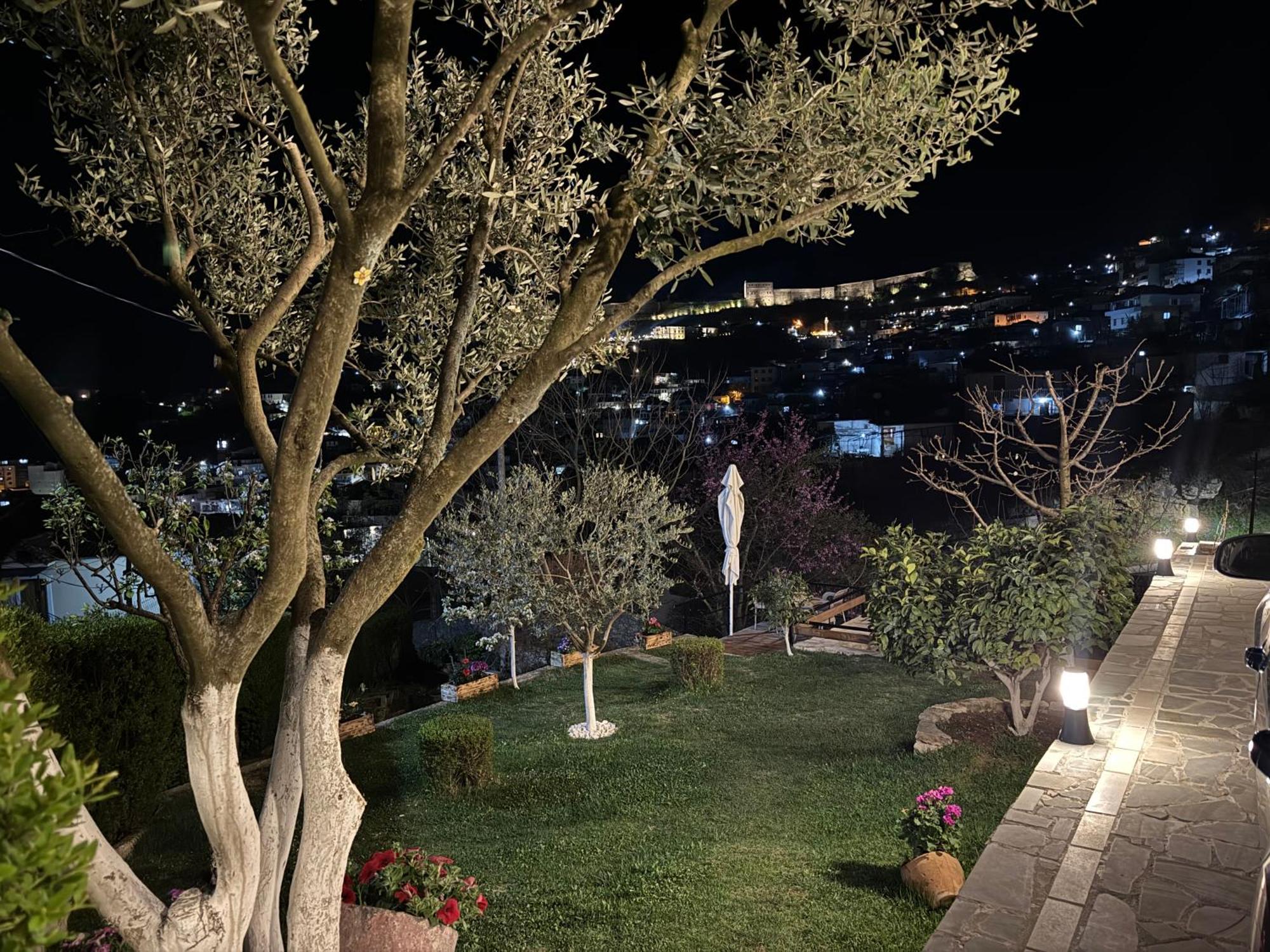 Ilvi Guesthouse Gjirokastër Eksteriør billede
